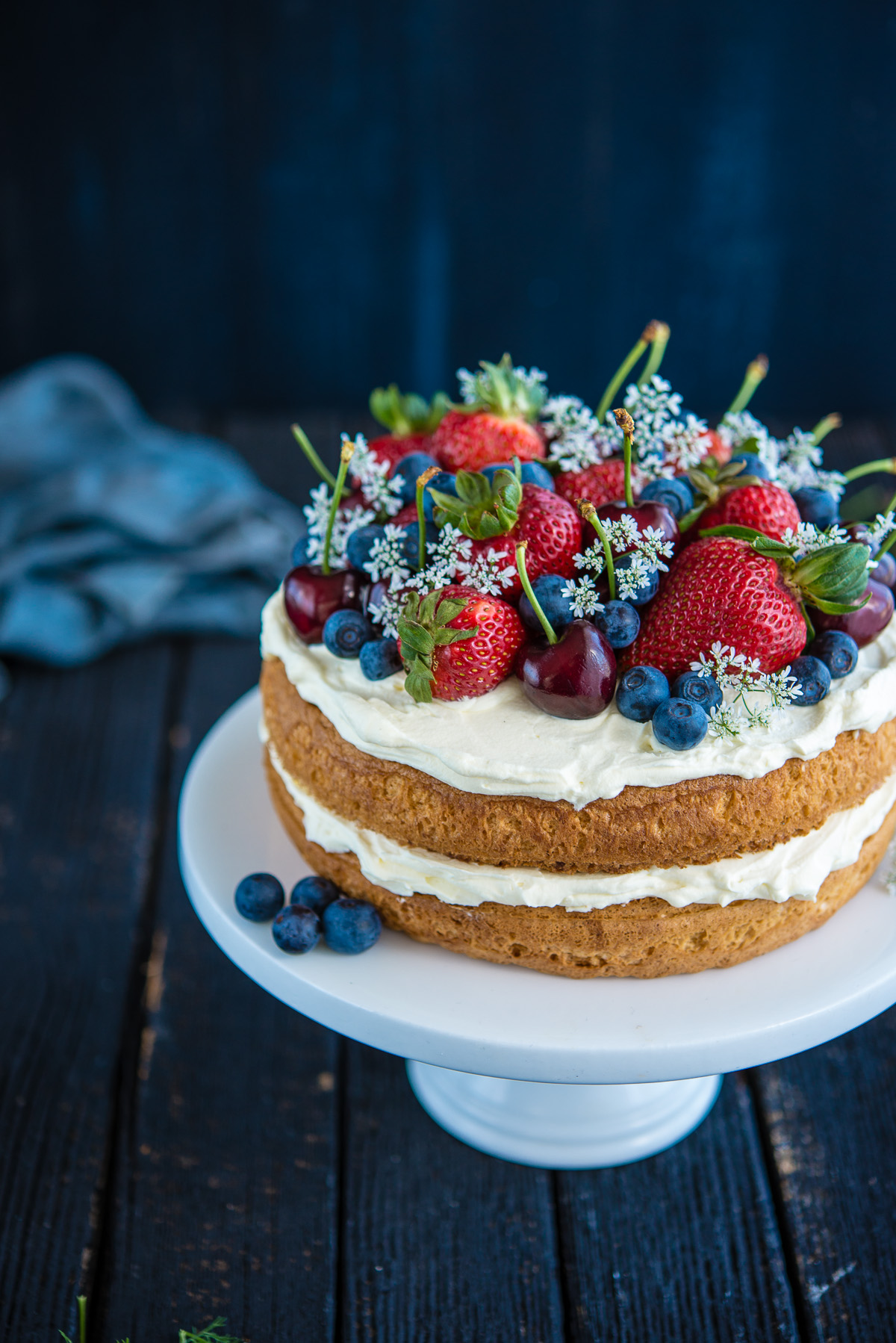 sponge cake with berries