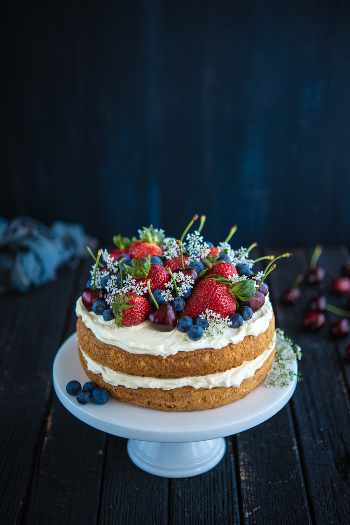 sponge cake with berries