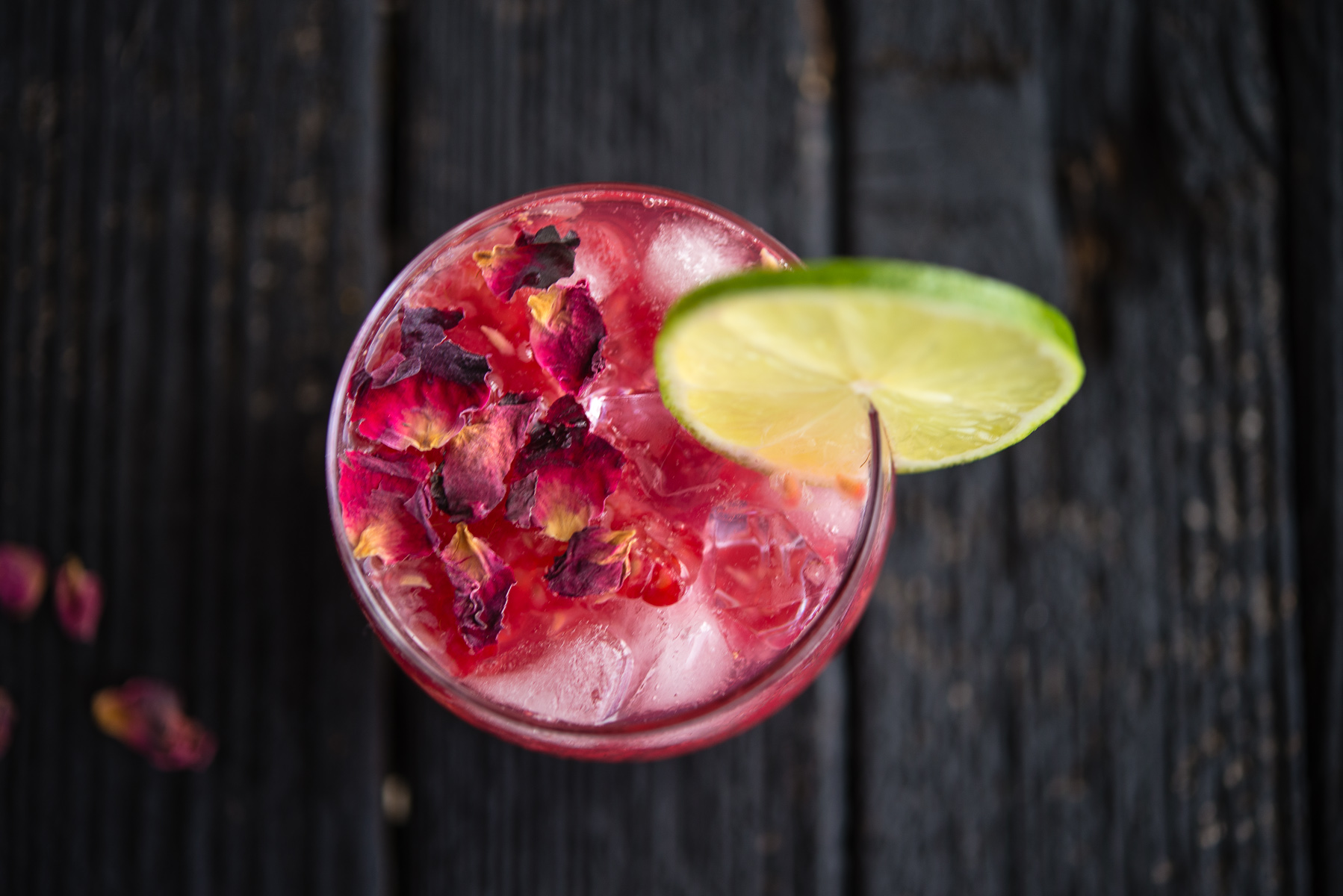 Gin and tonic with raspberries - EAT ME, gin tonic