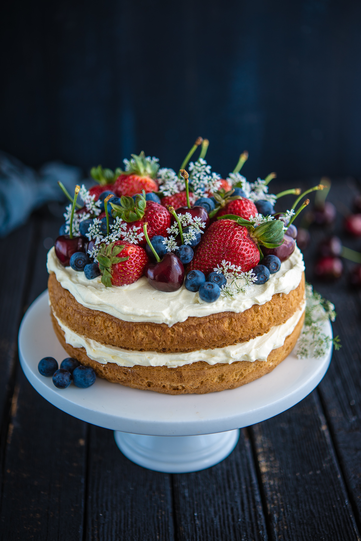 sponge cake with berries